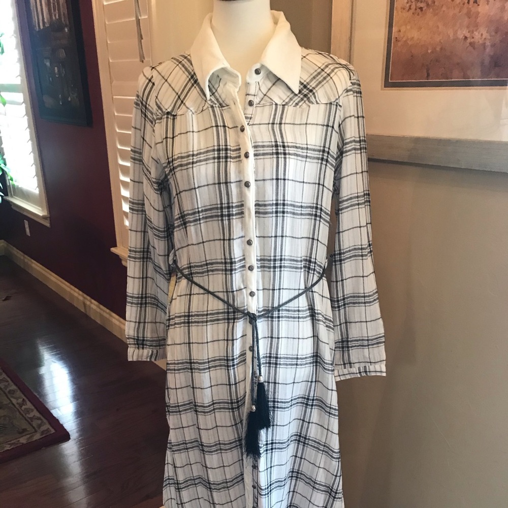 Long black and white duster blouse.